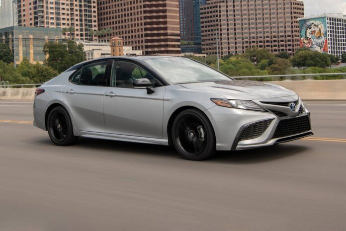2021_toyota_camry-hybrid_sedan_xse_fq_oem_3_1280x855.jpg