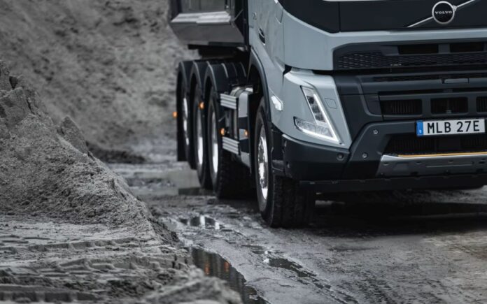 volvo-fmx-driving-in-mud-1.jpg