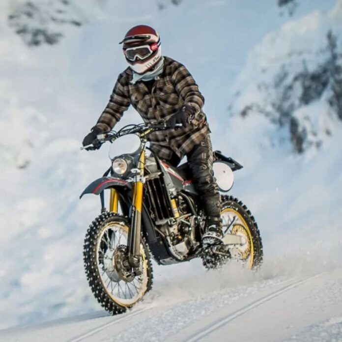 a-man-is-riding-a-yamaha-wr450f-on-the-snow-585x585-1.jpg