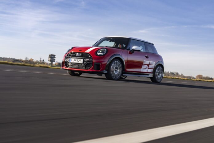 P90625043_highRes_mini-jcw-1965-victor-scaled.jpg